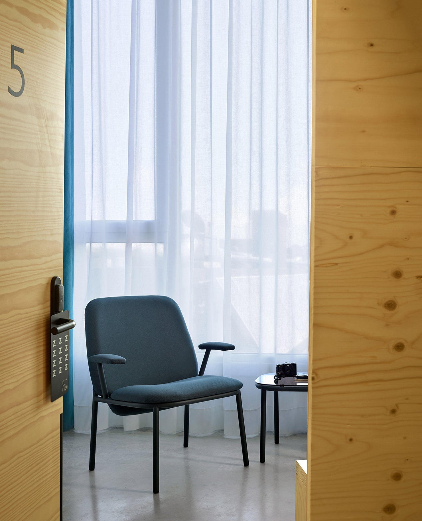 Lana Lounge Chair with Arms, Metal - Highback