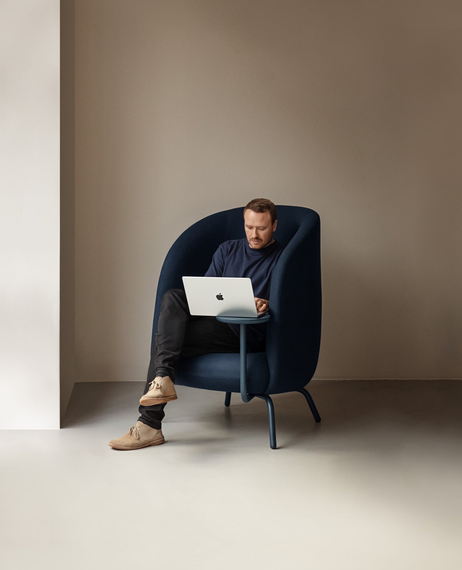 Nest Easy Lounge Chair, Metal Base - with Right Side Facing Table