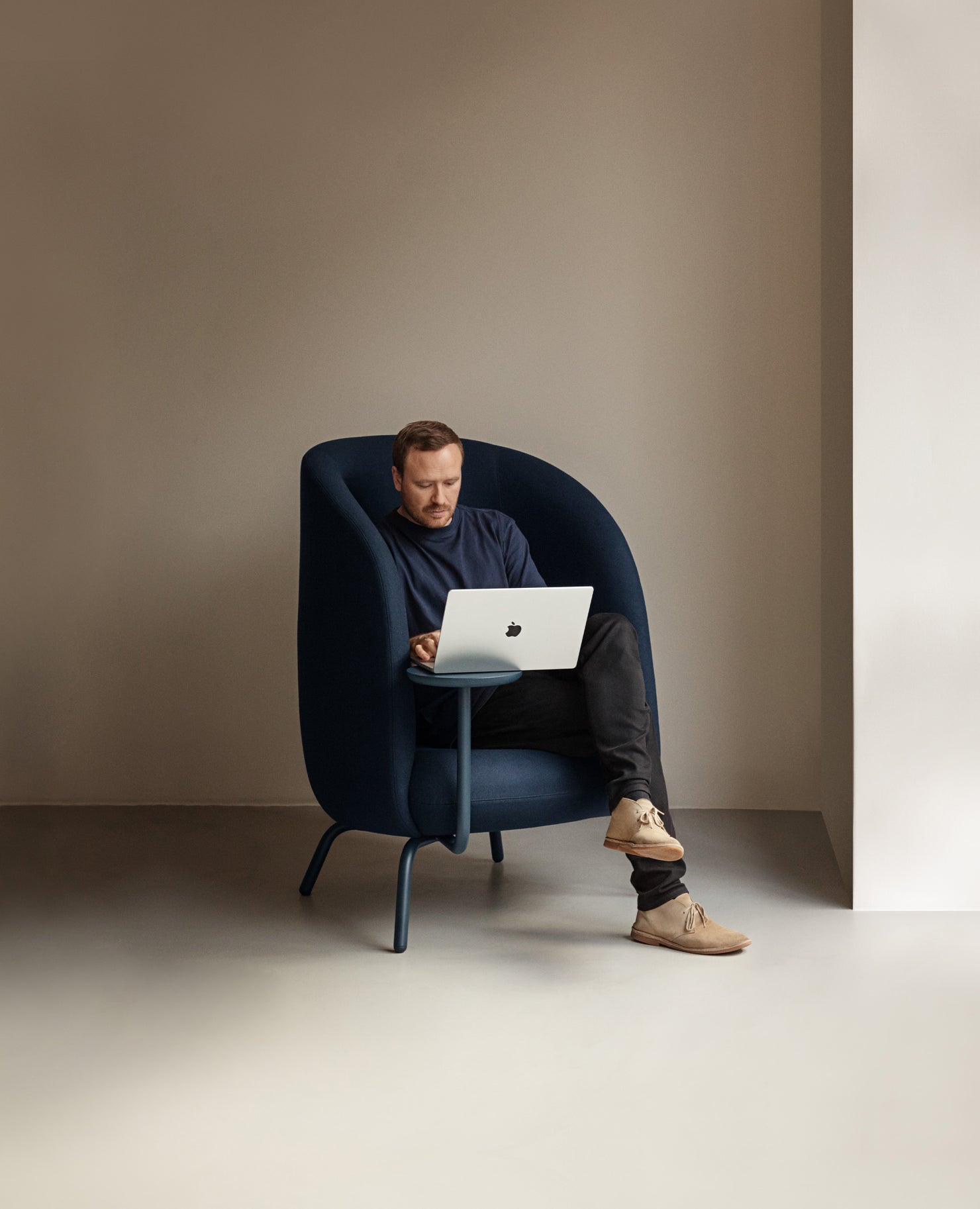 Nest Easy Lounge Chair, Metal Base - with Left Side Facing Table