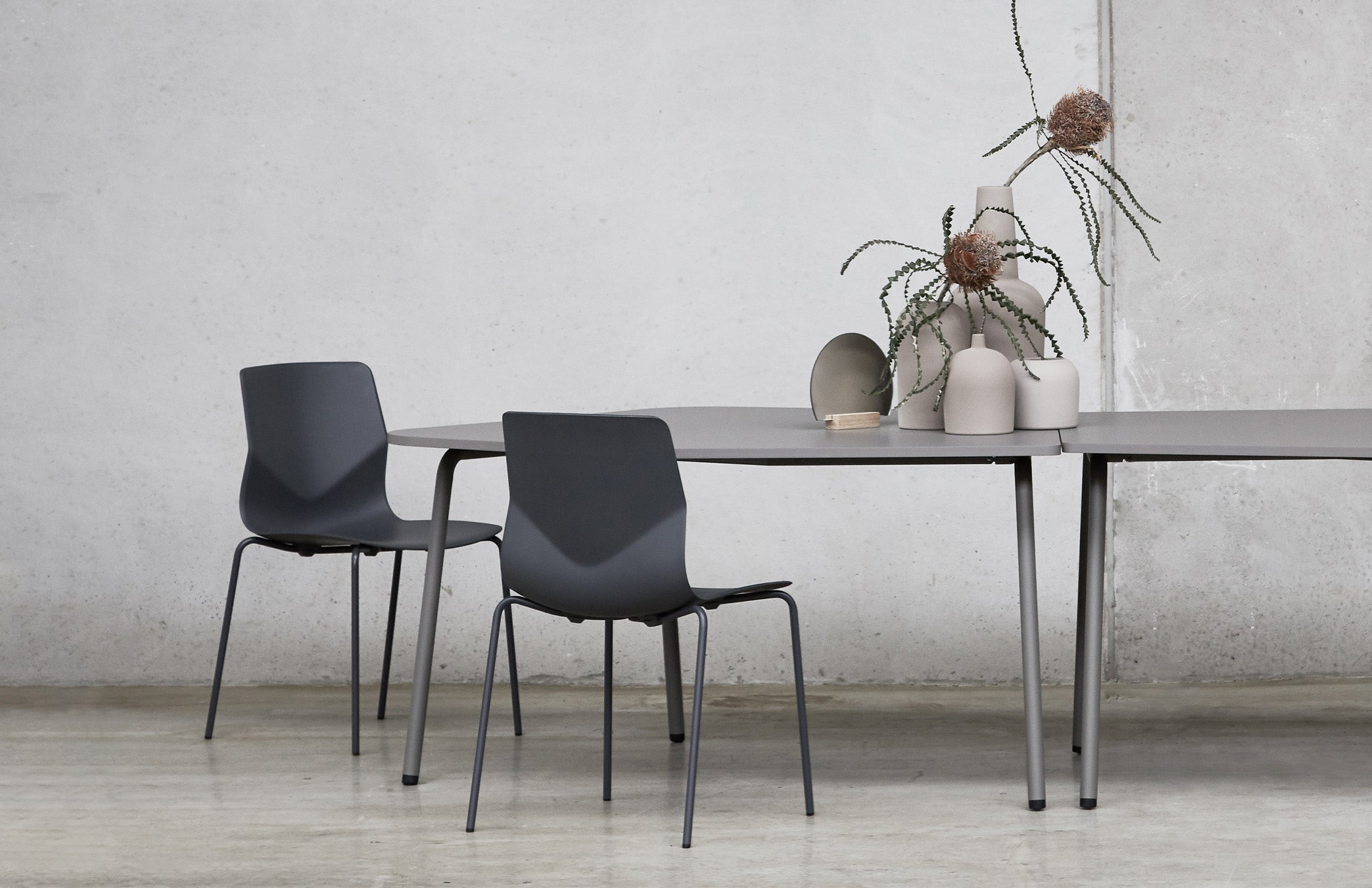 ★朝霞の雑貨屋さん★KOUKISIN★ 米軍払い下げ品　＜INTEGRATED 4-SEATER-CHAIR 4人掛けチェア＞　USED品 Harrison Chair Villa Olive Four Hands