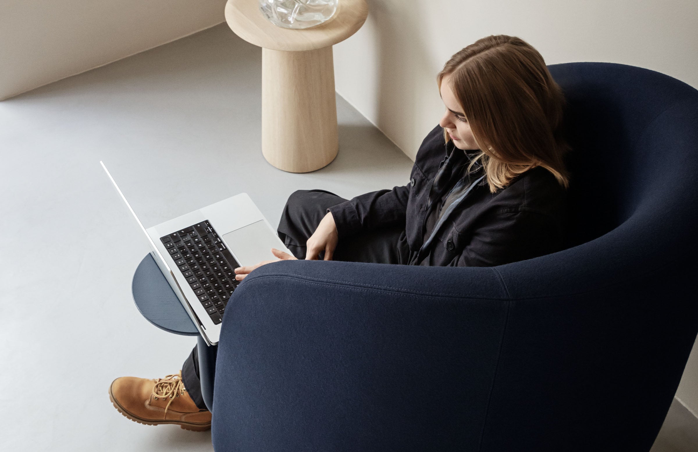 Nest Easy Lounge Chair, Metal Base - with Right Side Facing Table