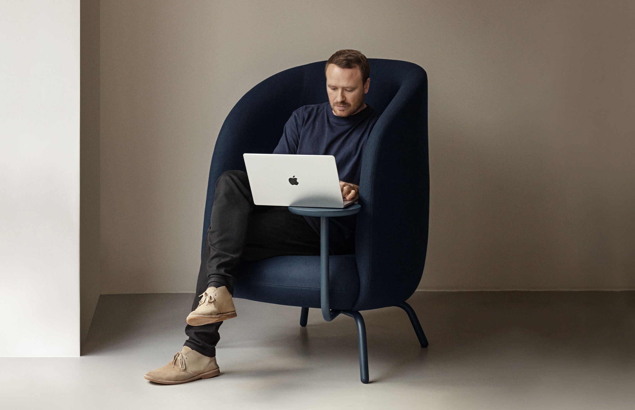Nest Easy Lounge Chair, Metal Base - with Right Side Facing Table